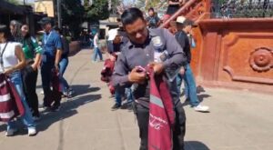 Guías turísticos rompen chalecos guindas impuestos por Diego «N»