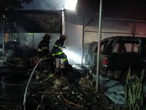 Incendian cuatro vehículos en Tonalá