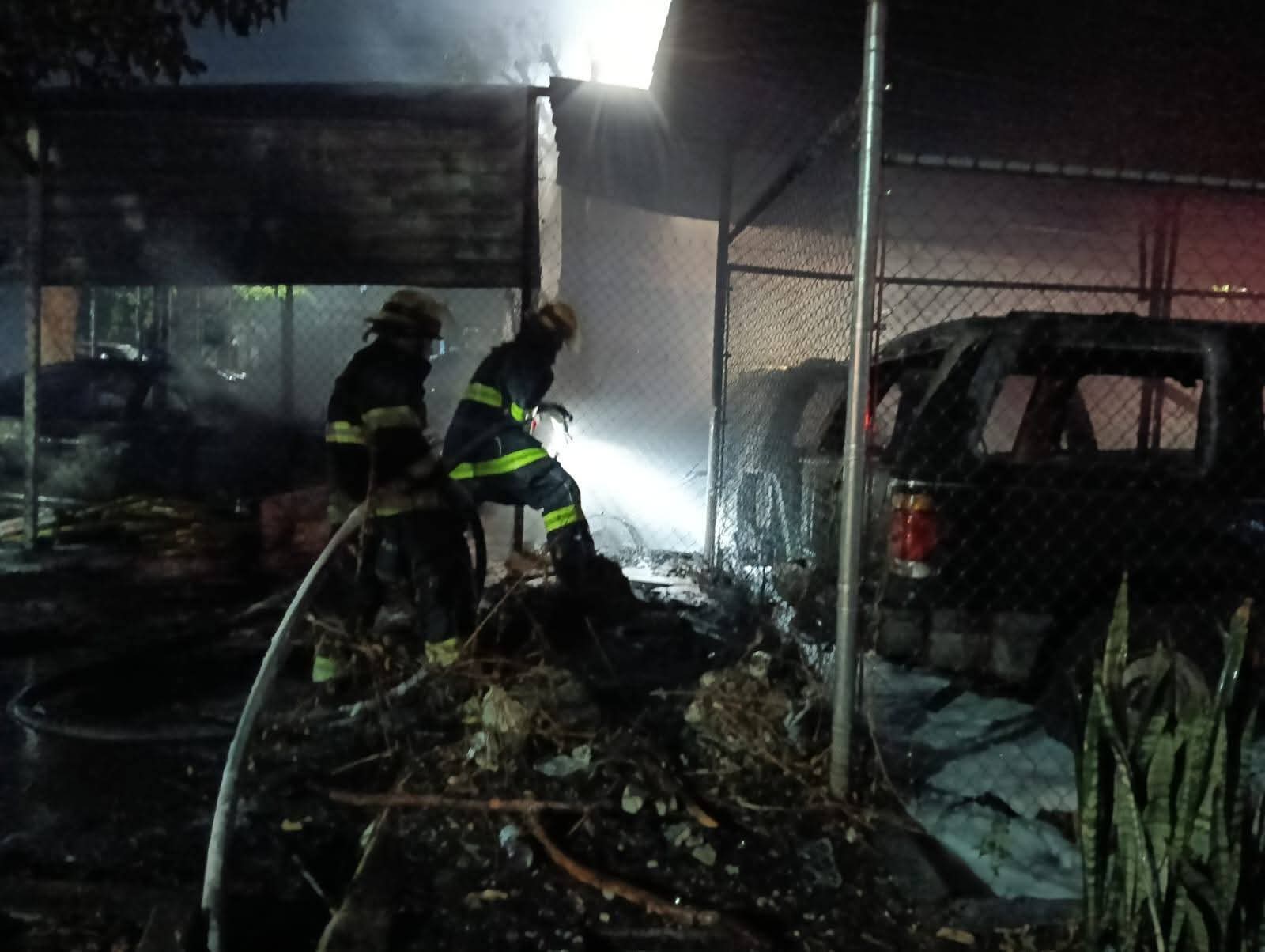 Incendian cuatro vehículos en Tonalá