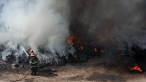 Incendio en pensión de vehículos en Tlaquepaque moviliza a bomberos
