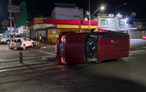 Choque con volcadura deja cinco lesionados leves