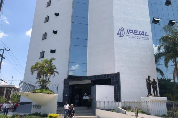 Vinculan a proceso a ex servidor público del IPEJAL por desvío de 344 MDP