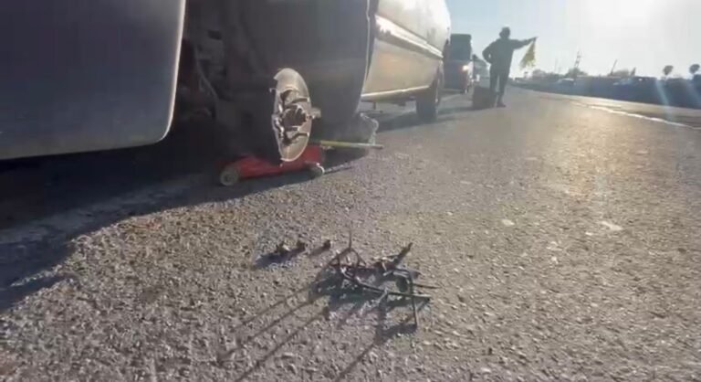 Arrojan poncha llantas en la carretera Guadalajara-Ameca