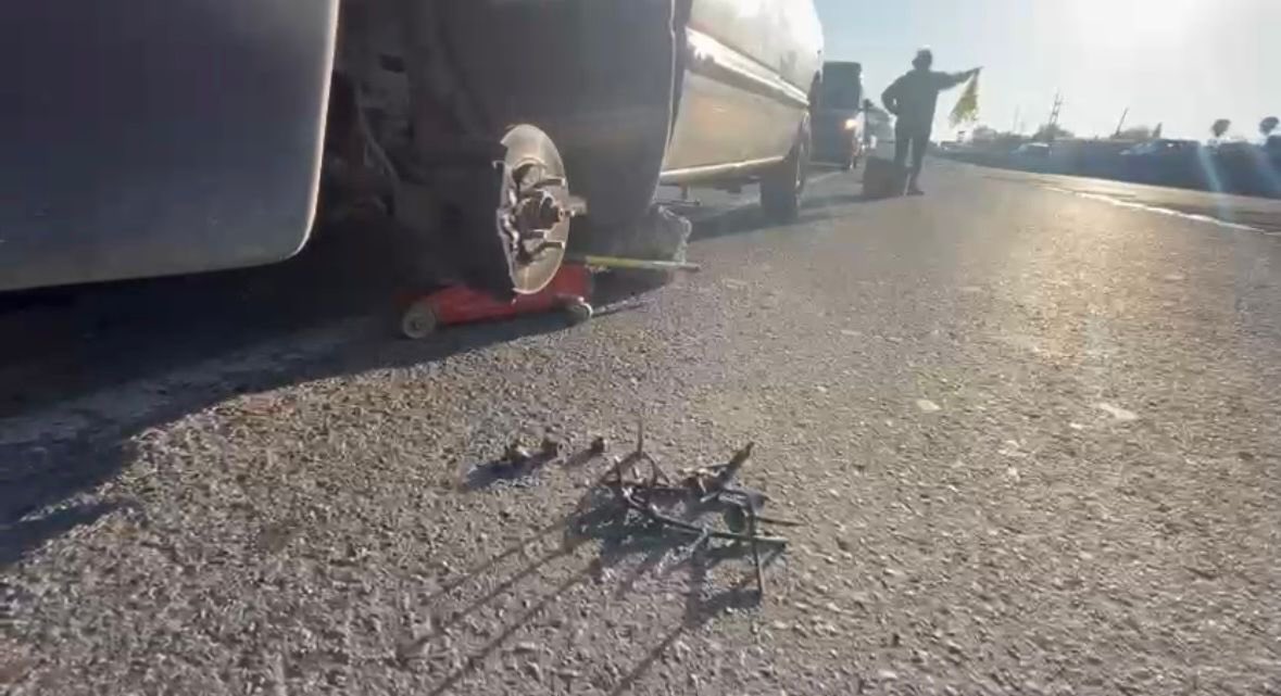 Arrojan poncha llantas en la carretera Guadalajara-Ameca