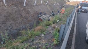 Vehículo cae de carretera libre a autopista en Sayula; hay un lesionado