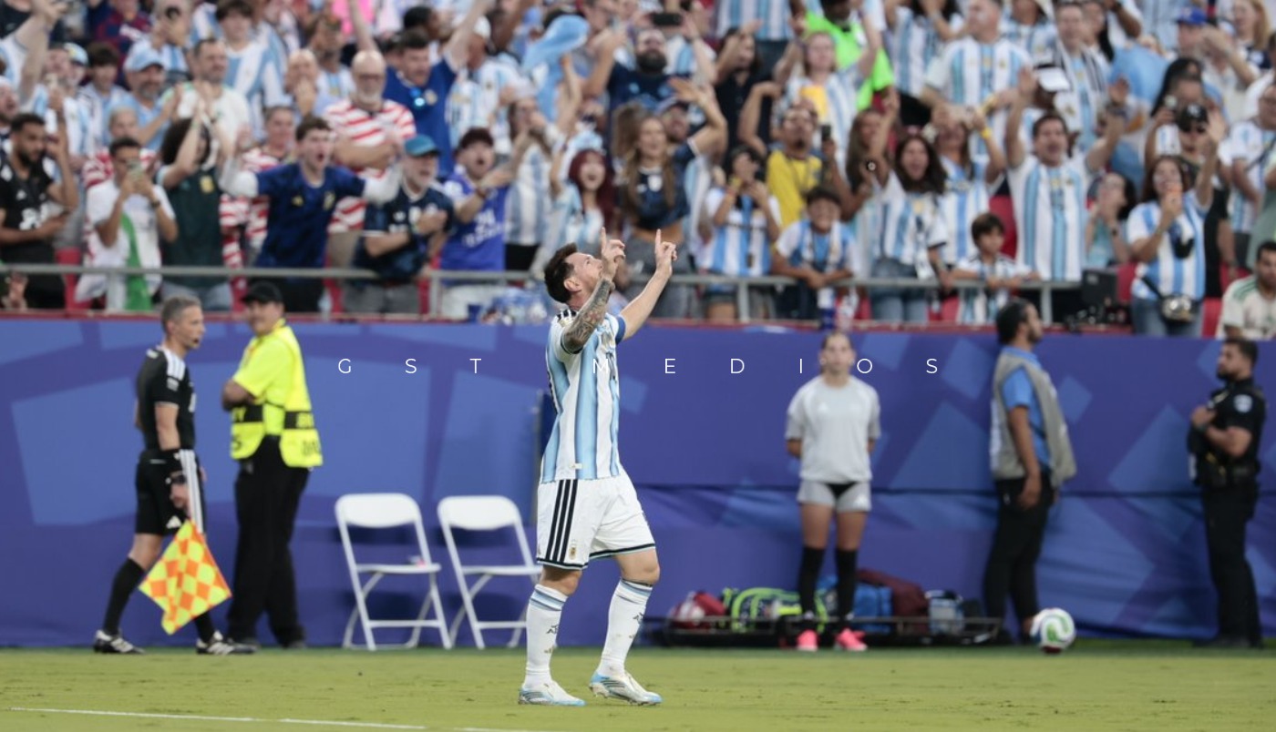 Messi hace un histórico triplete y es un goleador histórico