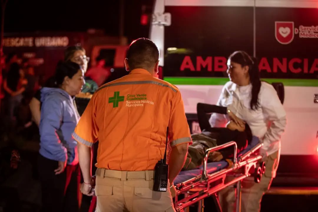 Choque entre camioneta y automóvil deja tres lesionados en Guadalajara - ZMG Noticias Choque entre camioneta y automóvil deja tres lesionados en Guadalajara
