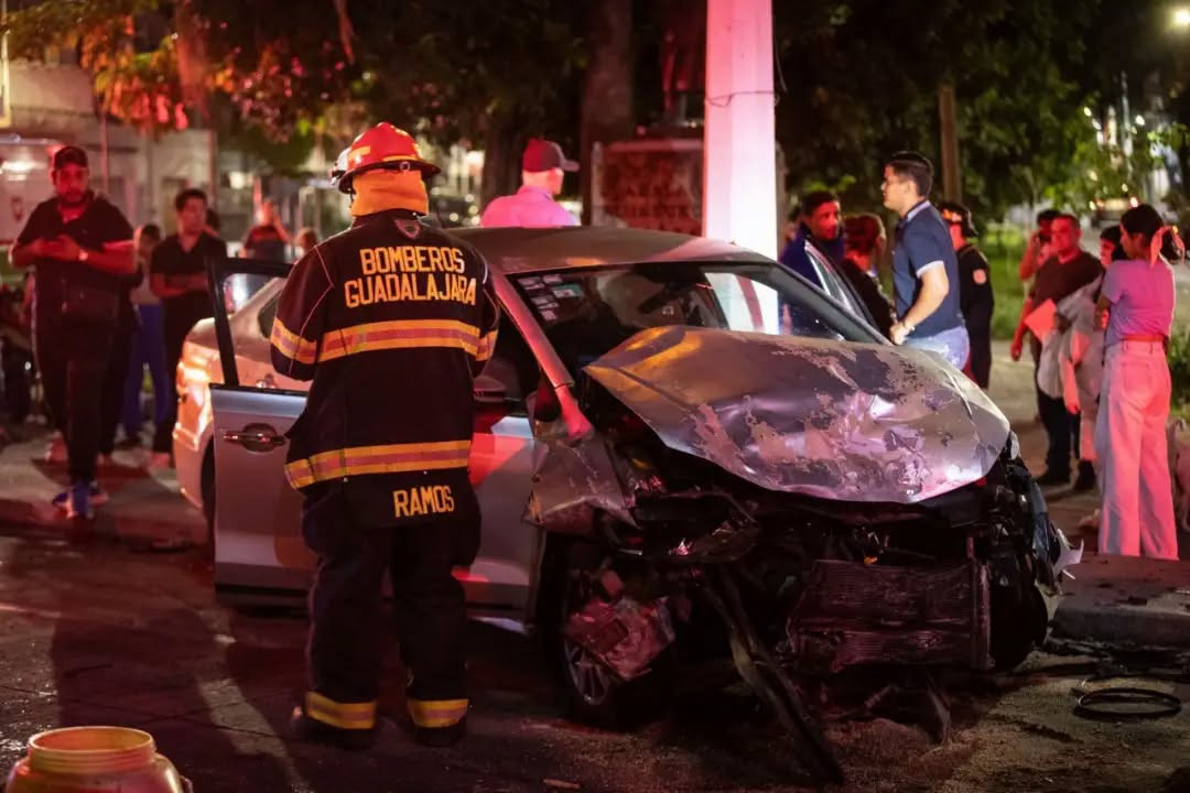 Choque entre camioneta y automóvil deja tres lesionados en Guadalajara