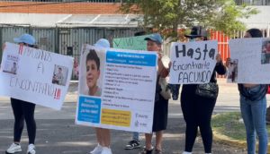 Familiares de cinco jóvenes desaparecidos se manifiestan frente a Casa Jalisco