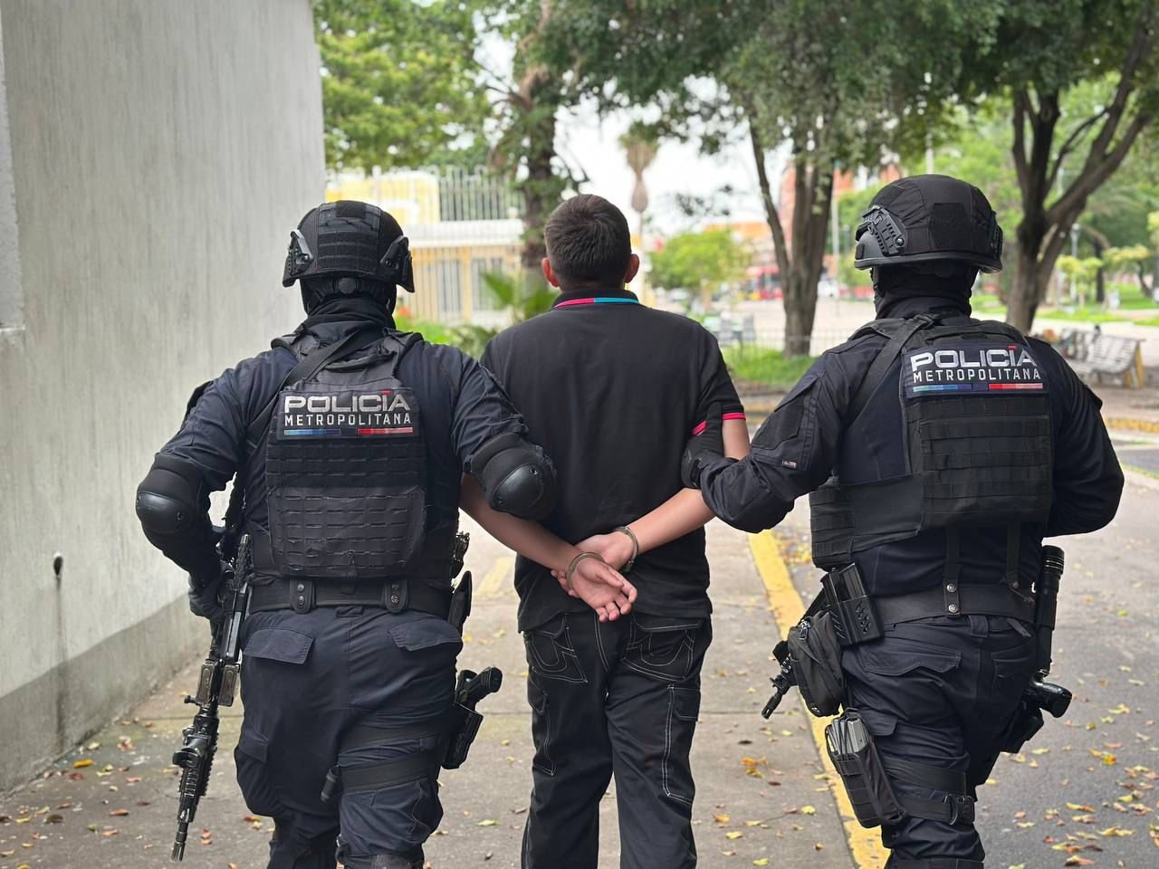 Policía Metropolitana detiene a joven con dos armas de fuego en Tlajomulco - ZMG Noticias El detenido, un joven de 19 años de edad, fue puesto a disposición del Ministerio Público tras el aseguramiento de dos armas de fuego sin registro legal y 50 cartuchos en Tlajomulco de Zúñiga.