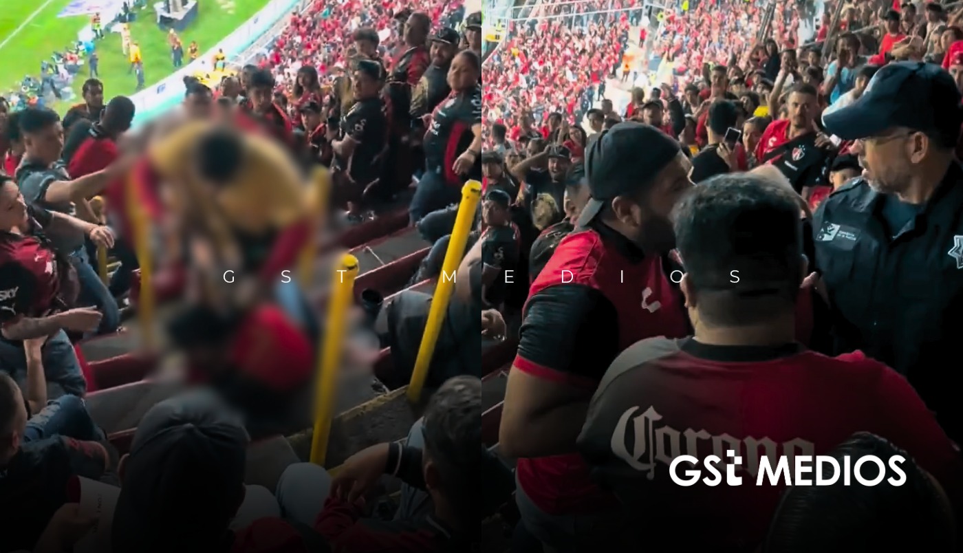 Dos contra uno: aficionados del Atlas agarran a golpes a vendedor durante el partido