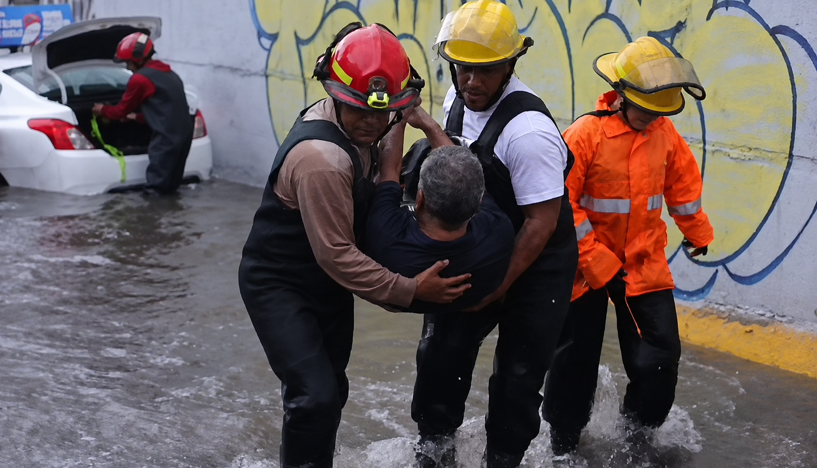 Tormenta en Guadalajara deja inundaciones y reabre socavón