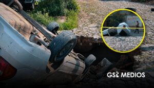 Socavones no dan tregua: carro cae en uno y deja personas lesionadas en Tonalá