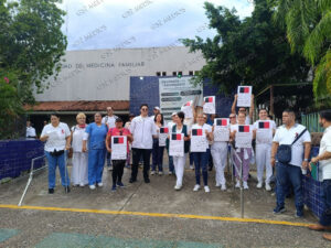 Trabajadores del IMSS 170 marchan en Puerto Vallarta; exigen mejores salarios e insumos