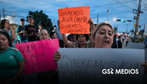 Agua negra y con mal olor lleva a vecinos a bloquear la Línea 1