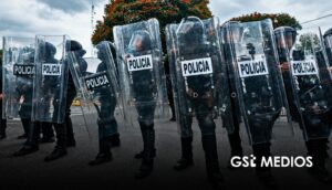 Policías que reprimieron la marcha por el agua cobran doble nómina, pese a que la ley lo prohíbe
