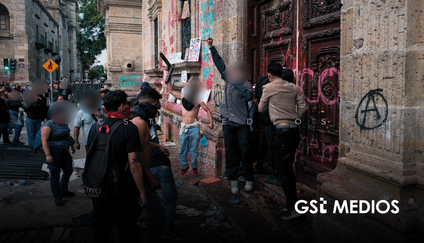 Estiman en 15 millones de pesos daños en Palacio de Gobierno por grupos de choque durante marcha por el agua