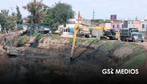 Lemus supervisa desazolve en Las Pintas con regreso del agua previsto en mes y medio
