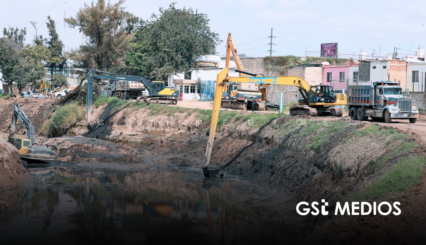 Lemus supervisa desazolve en Las Pintas con regreso del agua previsto en mes y medio